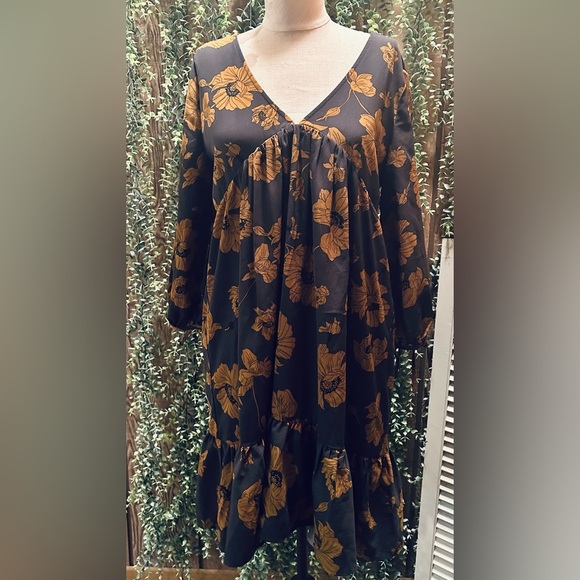entro Dresses & Skirts - Floral Charcoal Gray and Gold Dress